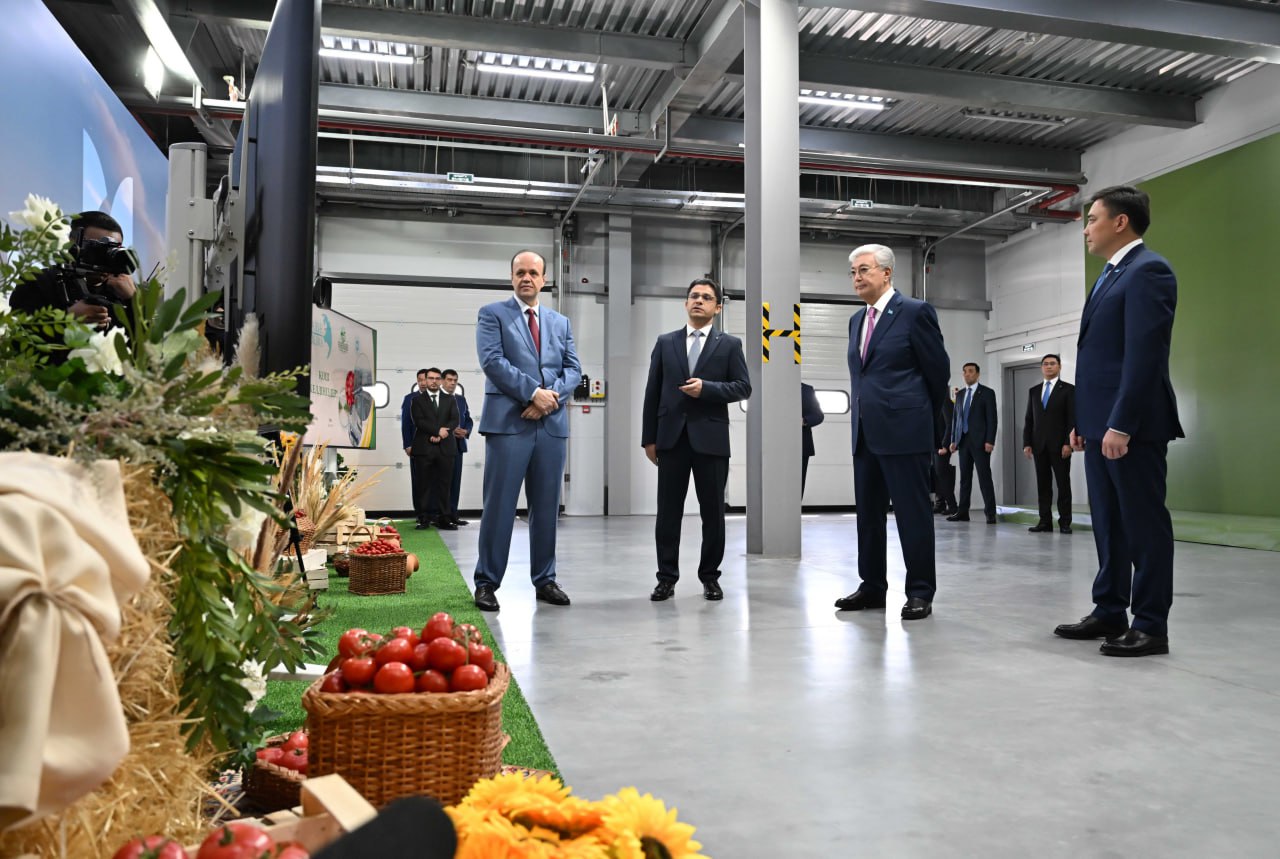 Kazakistan Cumhurbaşkanı Sayın Tokayev’e Sera Projemiz Sunuldu